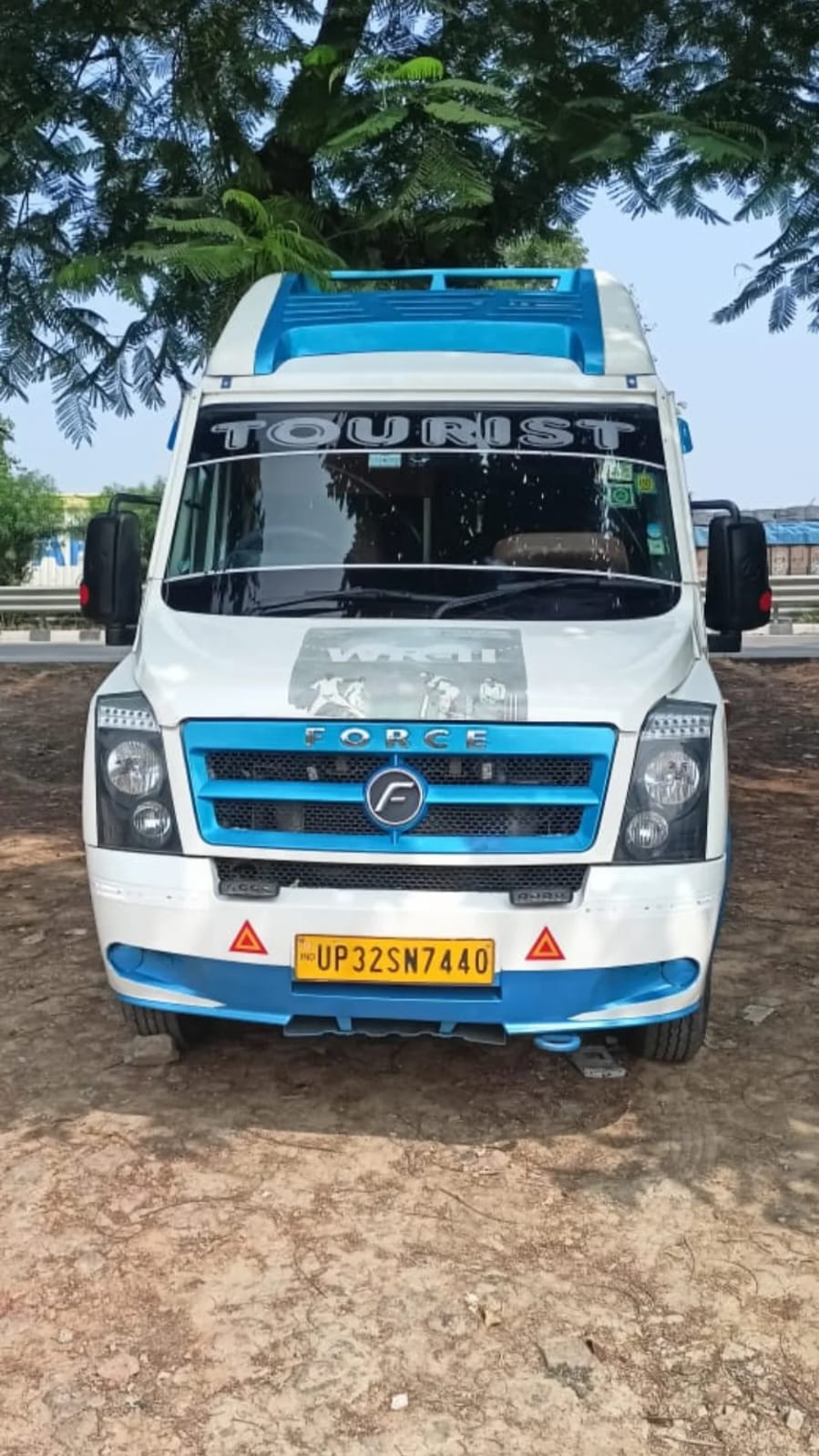 17 Seater Tempo Traveller